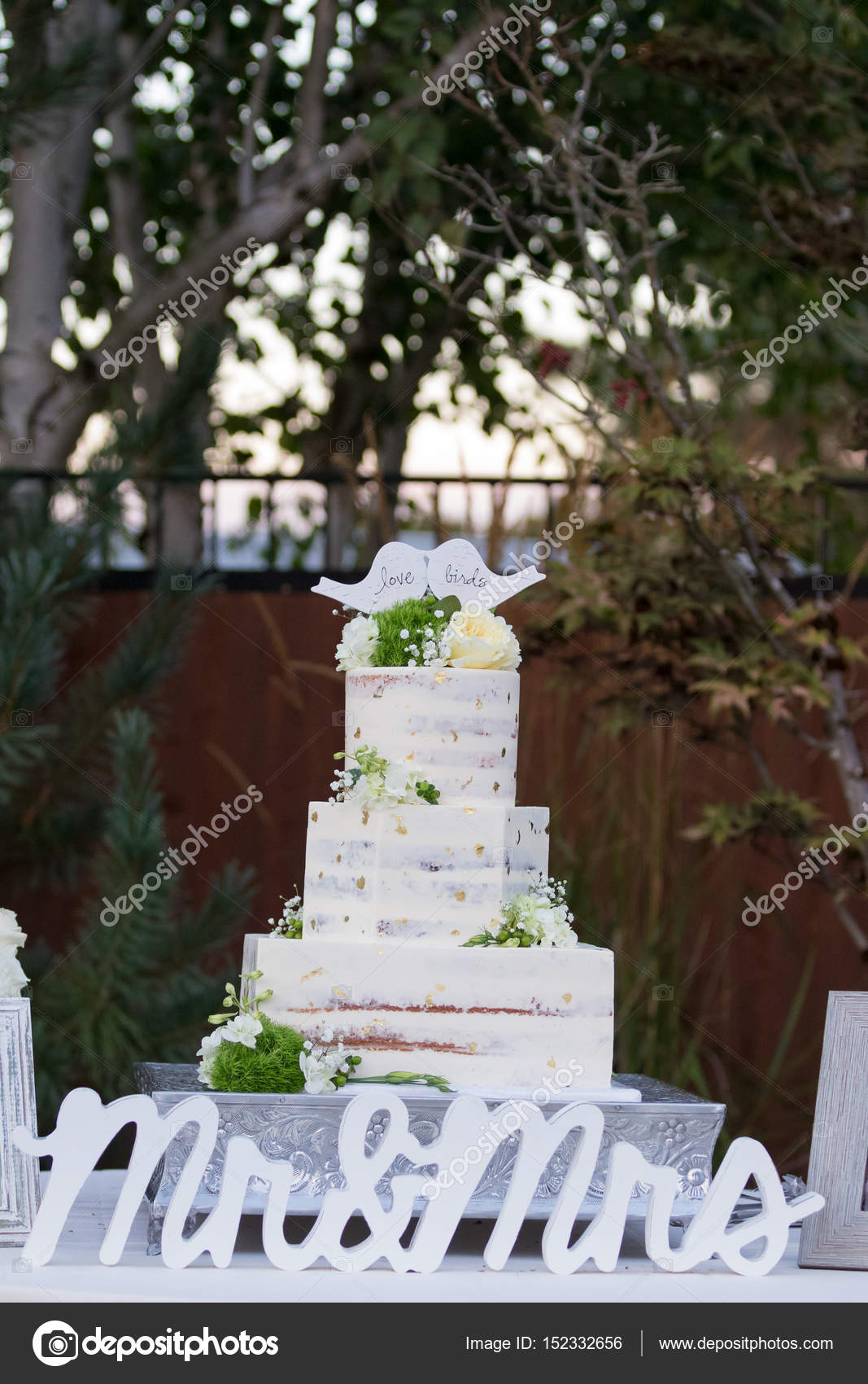 Wedding Cake with Gold Flakes Stock Photo by ©joshuarainey 152332656