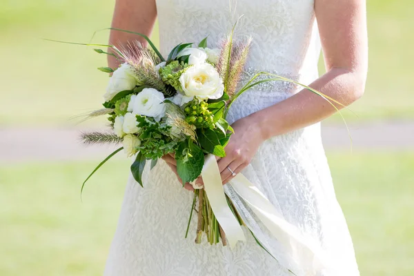 Sposa tenuta bouquet da sposa — Foto Stock