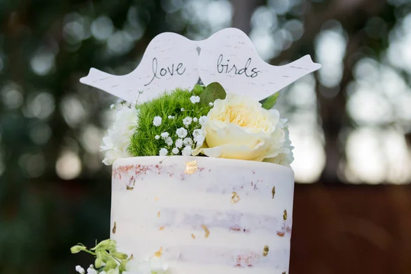 Bolo de casamento com flocos de ouro — Fotografia de Stock