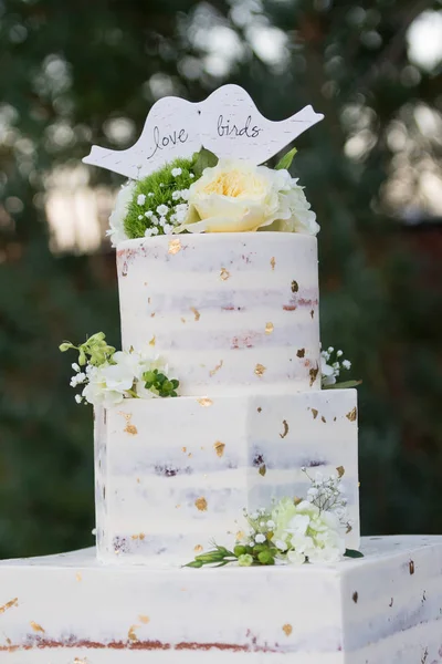 Bolo de casamento com flocos de ouro — Fotografia de Stock