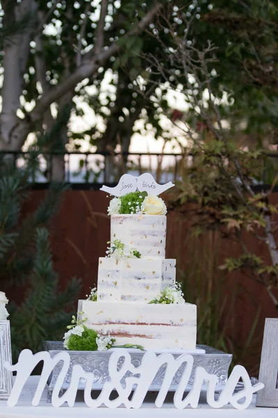 Gâteau de mariage avec des flocons d'or — Photo
