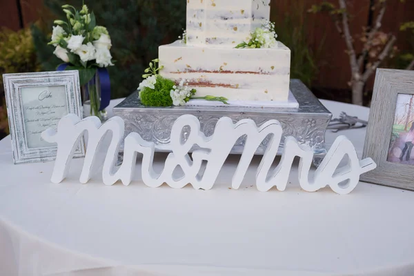 Gâteau de mariage avec des flocons d'or — Photo