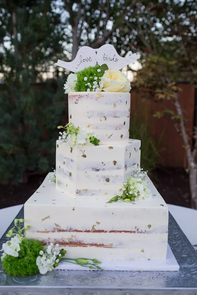 Bolo de casamento com flocos de ouro — Fotografia de Stock