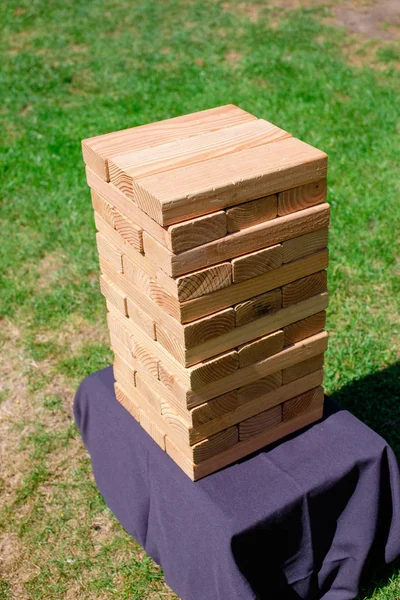 Holz stapeln Rasen Spiel auf der Hochzeit — Stockfoto