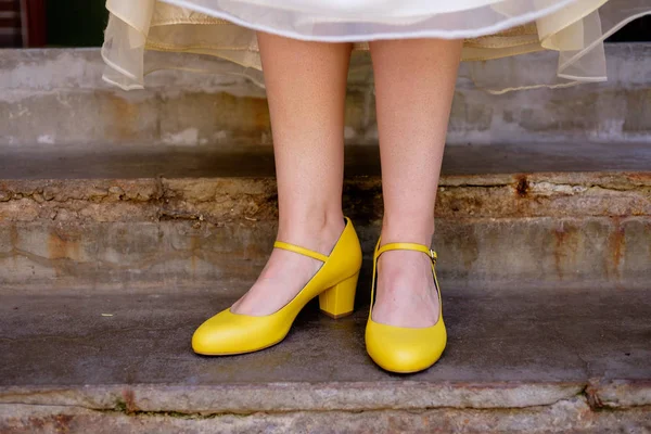 신부 옐로우 웨딩 신발 — 스톡 사진
