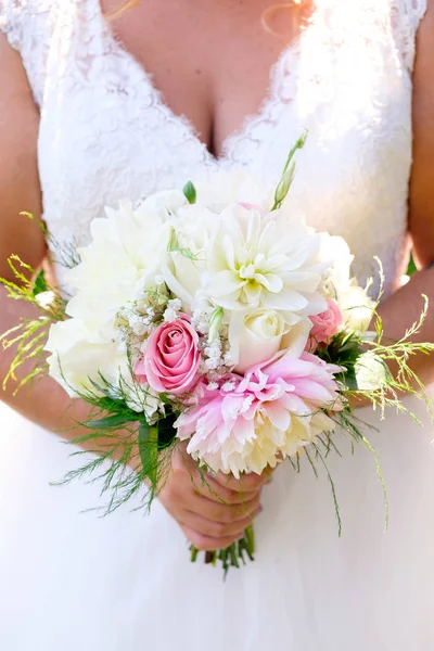 Noiva segurando buquê de casamento — Fotografia de Stock