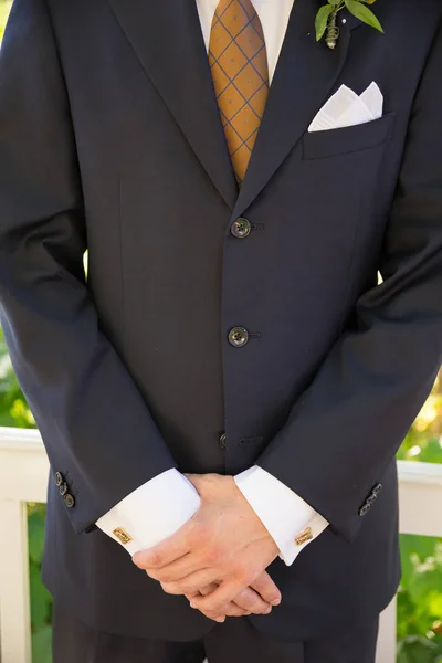 Traje formal do noivo no dia do casamento — Fotografia de Stock