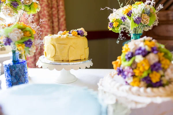 Bolo de casamento de corte na recepção — Fotografia de Stock