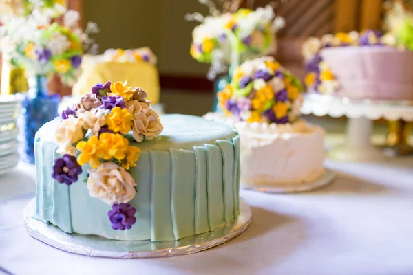 Bolo de casamento de corte na recepção — Fotografia de Stock