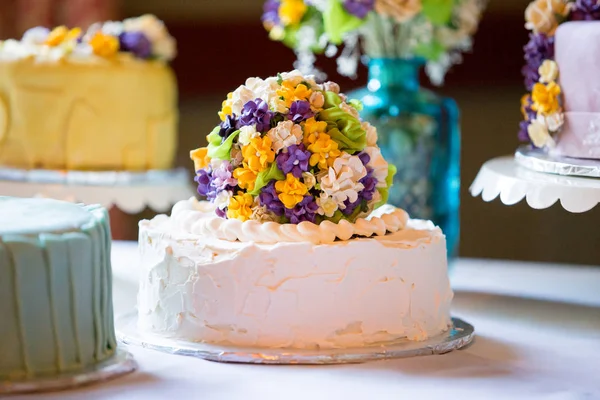 Cutsom свадебный торт на ресепшене — стоковое фото