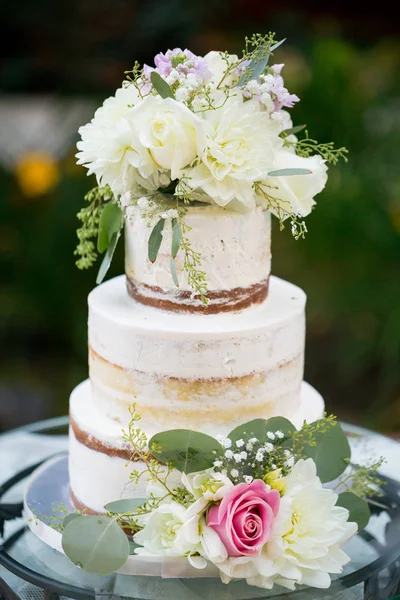 Bolo de casamento de corte na recepção — Fotografia de Stock