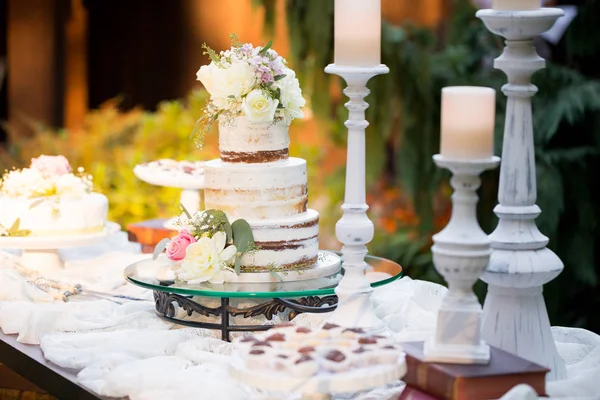 Bolo de casamento de corte na recepção — Fotografia de Stock