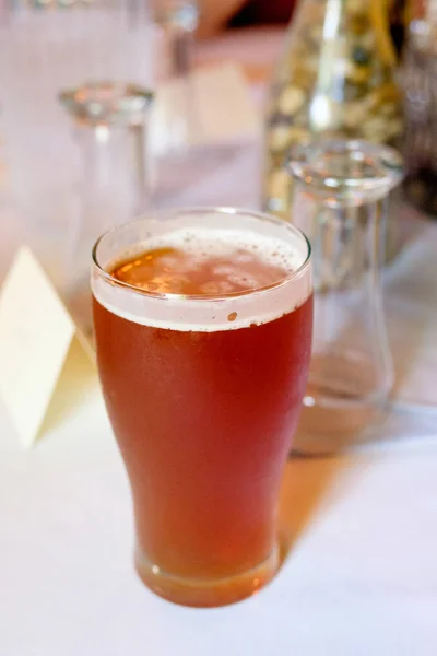 Cerveja artesanal IPA na recepção do casamento — Fotografia de Stock