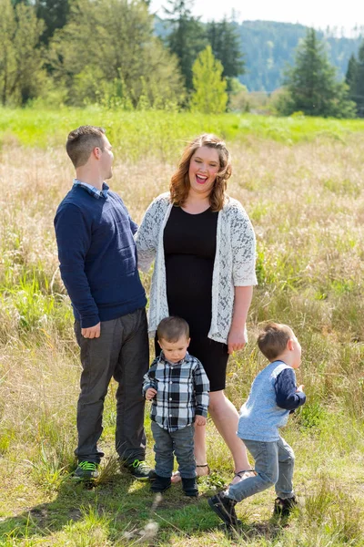 Retrato de família de quatro ao ar livre — Fotografia de Stock
