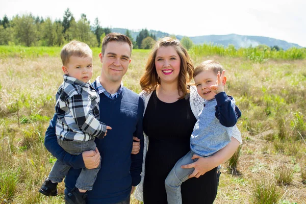 Vierköpfige Familie — Stockfoto