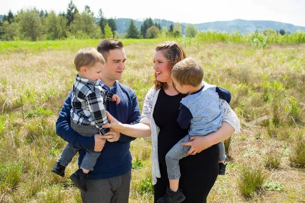 Vierköpfige Familie — Stockfoto