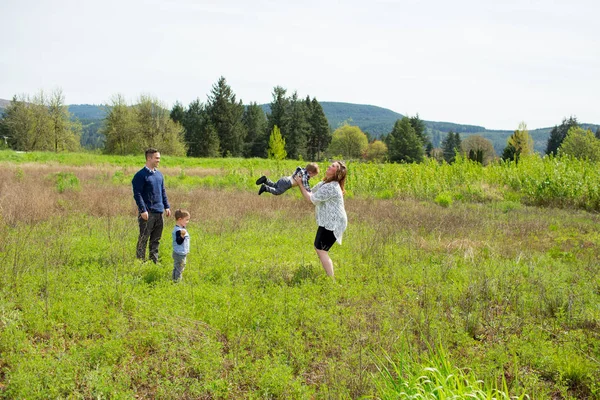 Familj av fyra livsstil porträtt — Stockfoto