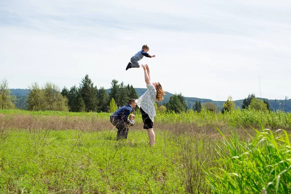 Familie med fire livsstil-portrett – stockfoto