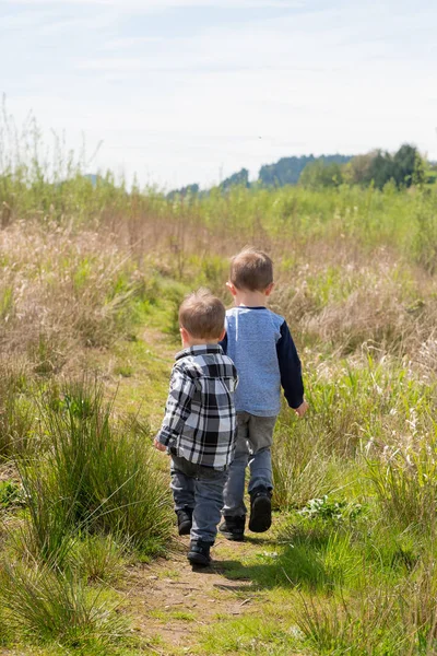 Hermanos jugando al aire libre —  Fotos de Stock