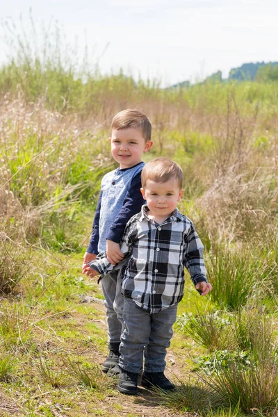 Brothers Playing Outdoors — Stock Photo, Image