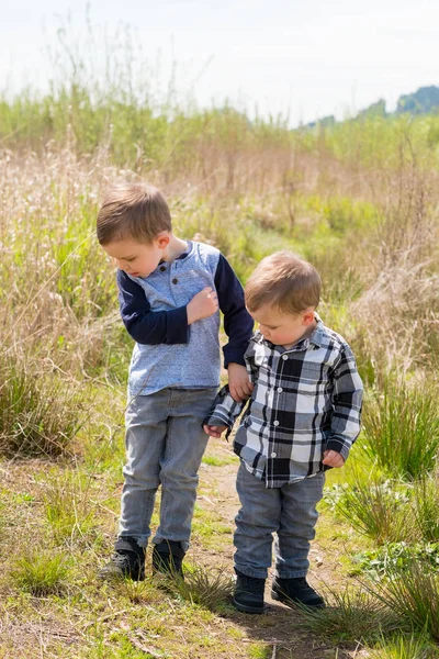 Hermanos jugando al aire libre — Foto de Stock