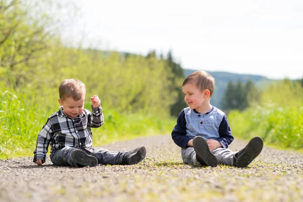 Irmãos brincando ao ar livre — Fotografia de Stock