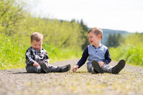 Hermanos jugando al aire libre — Foto de Stock