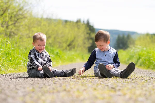 Bröderna spela utomhus — Stockfoto