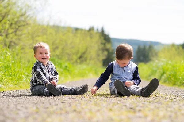 屋外で遊ぶ兄弟 — ストック写真