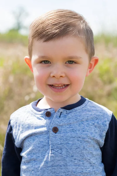 Levensstijl portret jonge jongen buitenshuis — Stockfoto