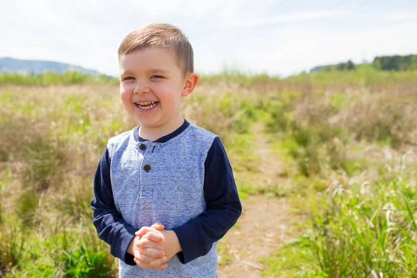 Lebensstil Porträt kleiner Junge im Freien — Stockfoto