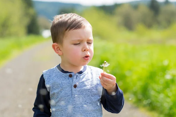 Levensstijl portret jonge jongen buitenshuis — Stockfoto