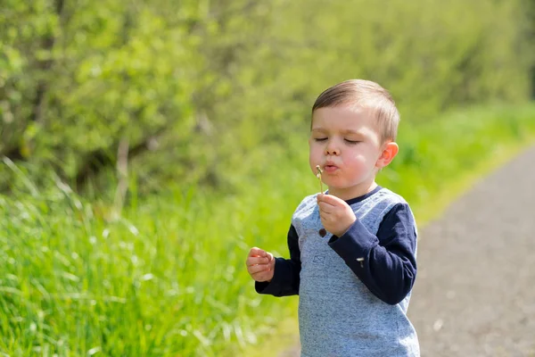 Lifestyle Portrait Young Boy Outdoors — Stock Photo, Image