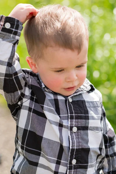 Lebensstil Porträt kleiner Junge im Freien — Stockfoto