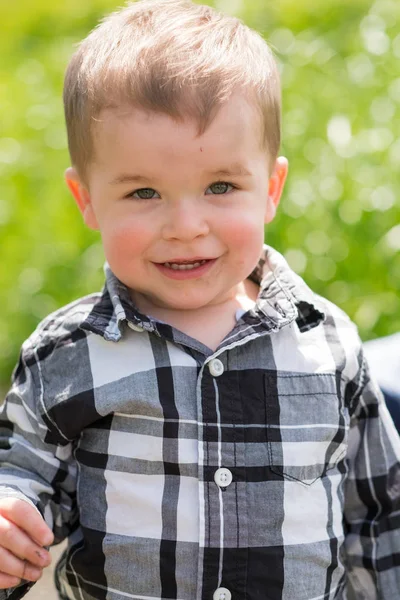 Levensstijl portret jonge jongen buitenshuis — Stockfoto