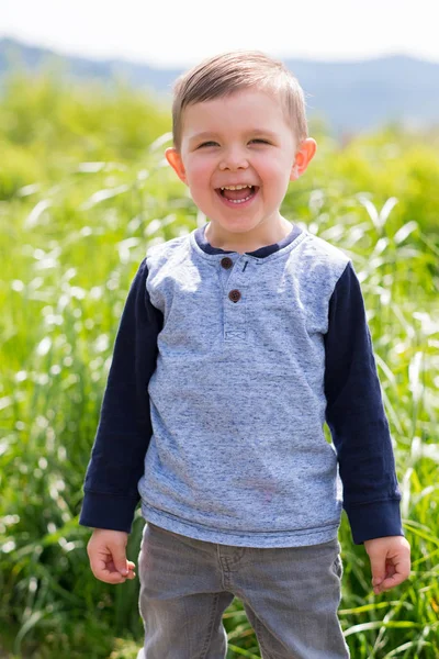 Levensstijl portret jonge jongen buitenshuis — Stockfoto