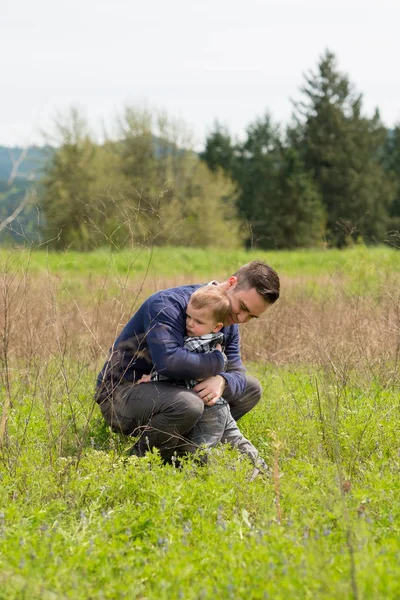 Realistico Padre Figlio Stile di vita Ritratto — Foto Stock