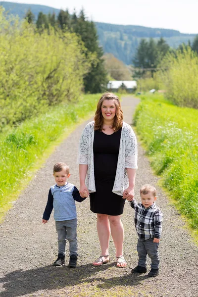 Moeder en twee zonen Lifestyle portret — Stockfoto