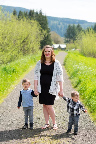 Madre y dos hijos Retrato de estilo de vida —  Fotos de Stock