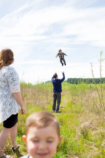 Retrato familiar de cuatro al aire libre —  Fotos de Stock