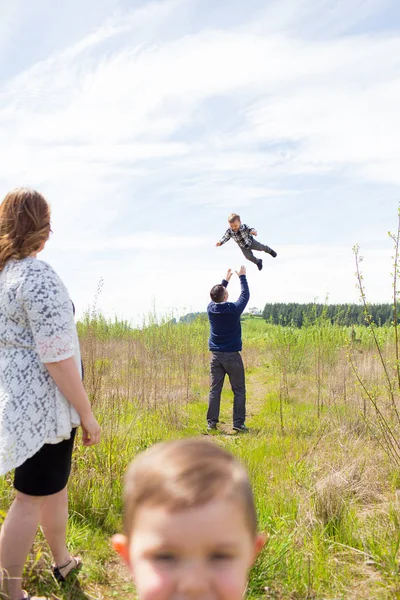 Familjeporträtt av fyra utomhus — Stockfoto