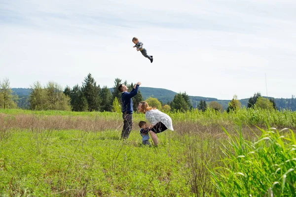 Familjeporträtt av fyra utomhus — Stockfoto