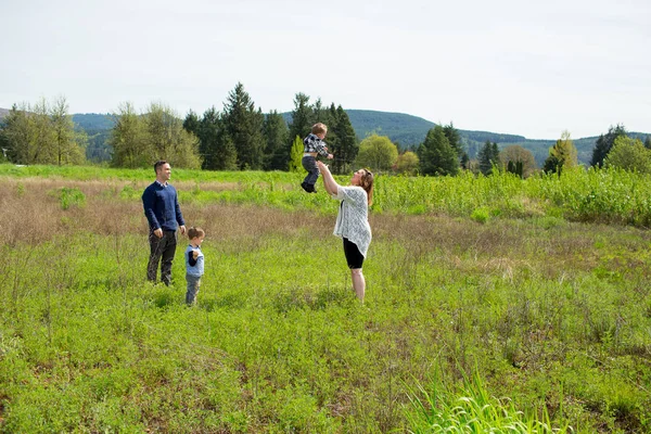 Portrait de famille de quatre personnes en plein air — Photo