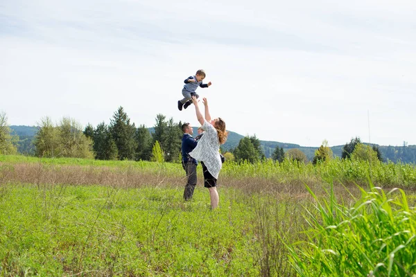 Familie portret van vier Outdoors — Stockfoto