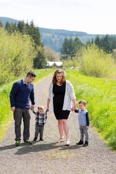 Portrait de famille de quatre personnes en plein air — Photo