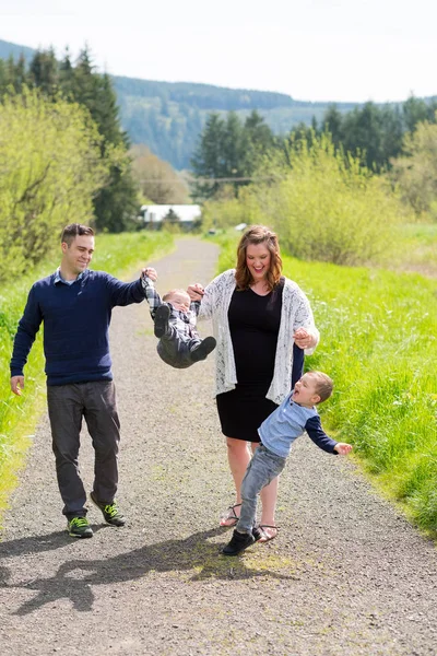 Portrait de famille de quatre personnes en plein air — Photo