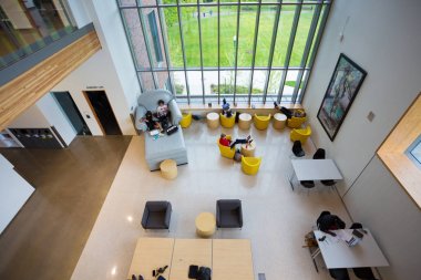 Üniversitesi'nde büyük boy sandalye