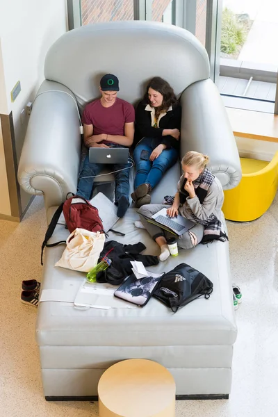 Überdimensionaler Lehrstuhl an der Universität — Stockfoto