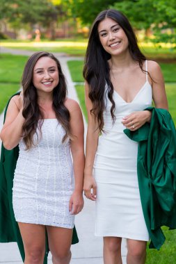 Üniversite Mezuniyet fotoğraf Üniversitesi kampüsünde