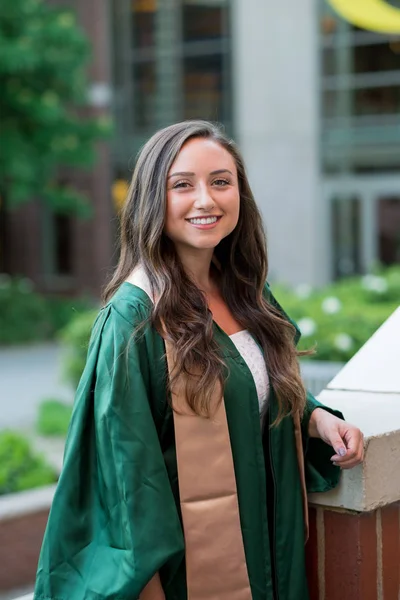 College afstuderen foto op universiteitscampus — Stockfoto